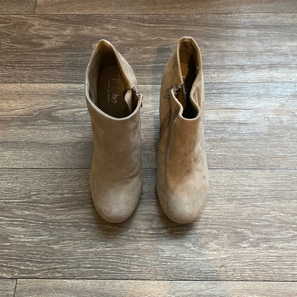 🌺 Faux suede tan booties